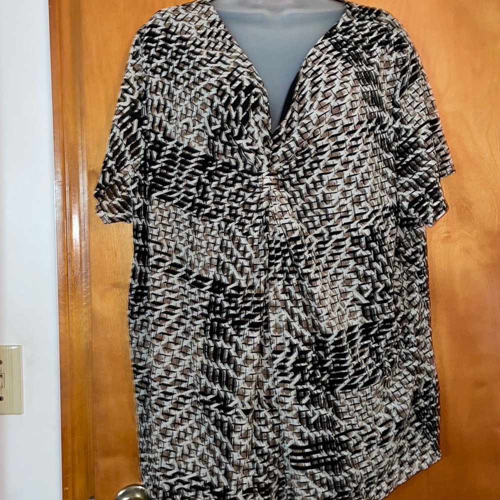 Printed short sleeve lined V neck top with accent pleat gray n front